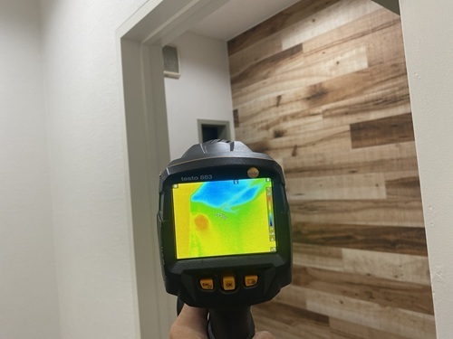 見えない漏水を赤外線カメラで可視化した例