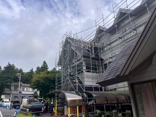 雨漏り対策として建物全体の外壁・防水改修工事を行っている施工状況